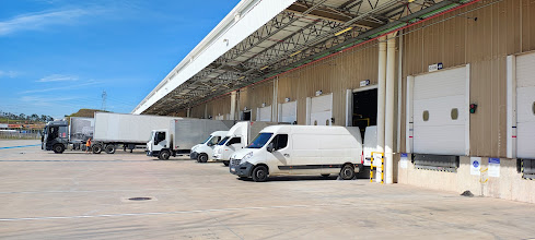 Van em centro de distribuição